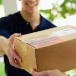 Corriere consegna pacco danneggiato: ecco cosa fare