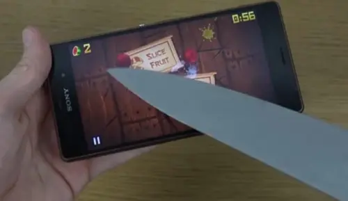 Fruit Ninja viene giocato su un Sony Xperia Z3 con un coltello