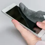 Come pulire lo schermo di uno smartphone