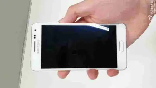 Samsung Galaxy Alpha compare in una foto in bianco, l' annuncio è stato rinviato