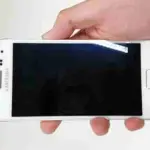 Samsung Galaxy Alpha compare in una foto in bianco, l' annuncio è stato rinviato
