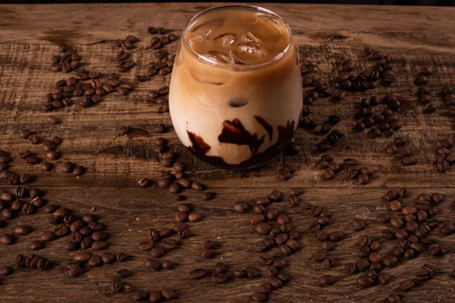 Estate, ghiaccio e rituali domestici: perché il caffè freddo divide ancora gli italiani