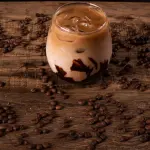 Estate, ghiaccio e rituali domestici: perché il caffè freddo divide ancora gli italiani