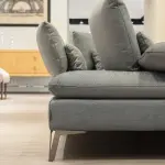 Come pulire un divano in tessuto senza rovinarlo