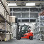 Carrelli elevatori per il magazzino: i vantaggi del noleggio