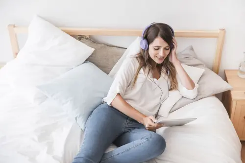 Camera da letto matrimoniale: come arredarla in stile high-tech