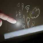 Le ombre dei social network: quando la connessione diventa dipendenza