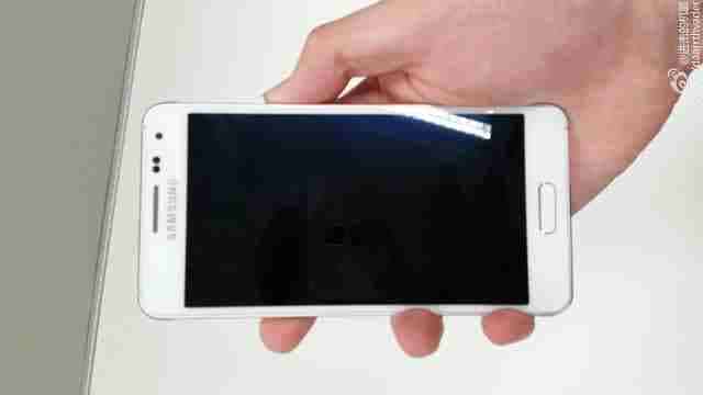 Samsung Galaxy Alpha compare in una foto in bianco, l' annuncio è stato rinviato
