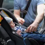 I migliori accessori per viaggiare con un neonato