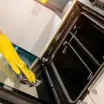 Come pulire il forno con bicarbonato e aceto