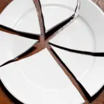 Dove si butta un piatto rotto?