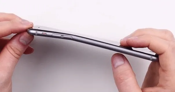 Apple iPhone 6 Plus si piega, mentre Note 3 no.