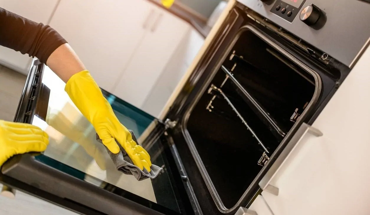 Come pulire il forno con bicarbonato e aceto