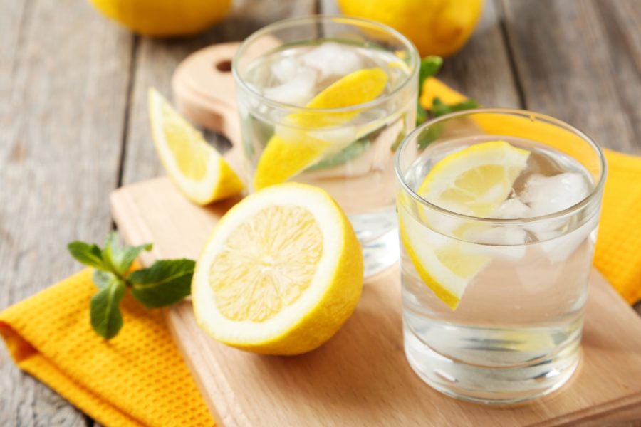 Scopri di più sull'articolo 10 motivi per bere acqua e limone al mattino