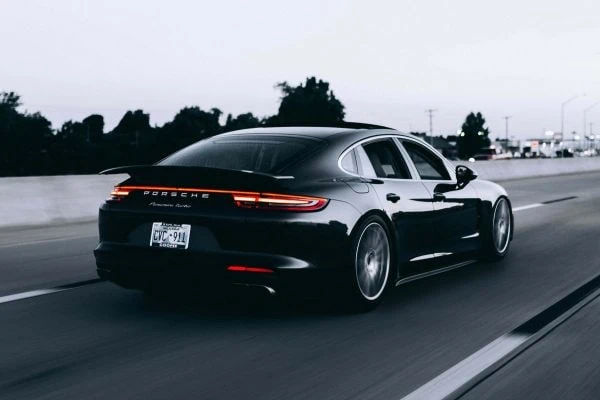 Le sfide nel trovare, trattenere e aggiornare le competenze dei migliori talenti nel settore automobilistico